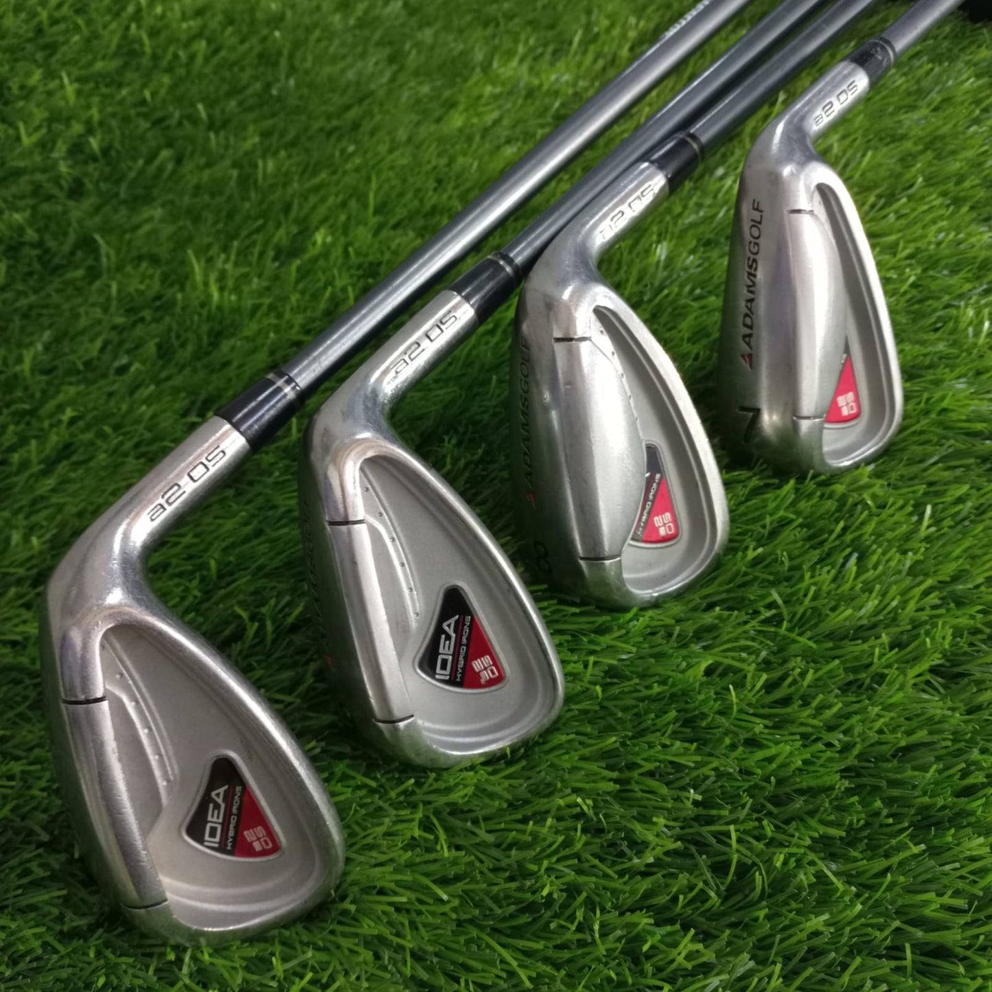Set Combo Adams Golf con Híbridos #3 y 4 y fierros del 5 al PW de 8 piezas varillas de grafito regular flex, Usado (Muy buenas condiciones)